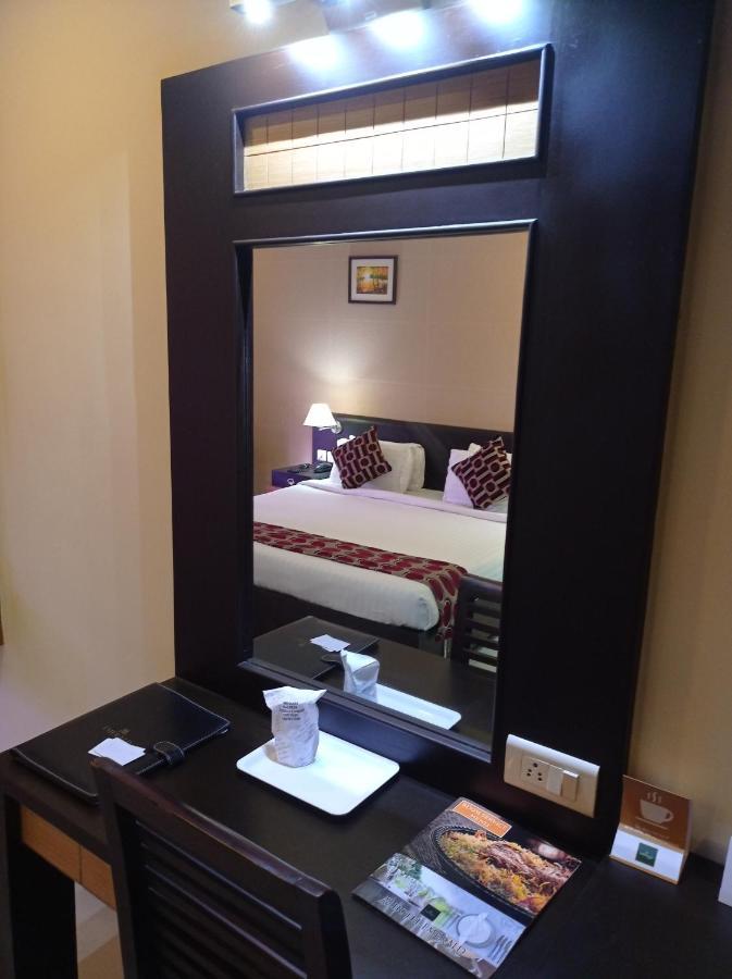 Hotel Emerald Regency Putuppalli Esterno foto