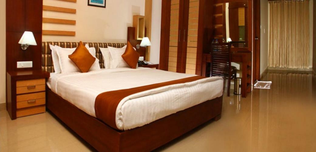 Hotel Emerald Regency Putuppalli Esterno foto